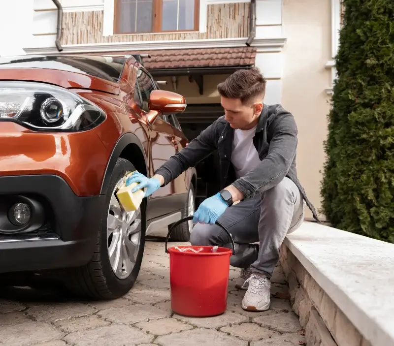 Lavage auto à domicile Le Fleix : professionnel intervenant sur un véhicule